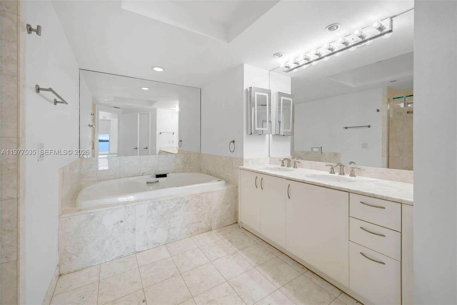 JADE RESIDENCES AT BRICKELL BAY - 1331 Brickell Bay Dr, Miami, FL 33131 | Picture 14