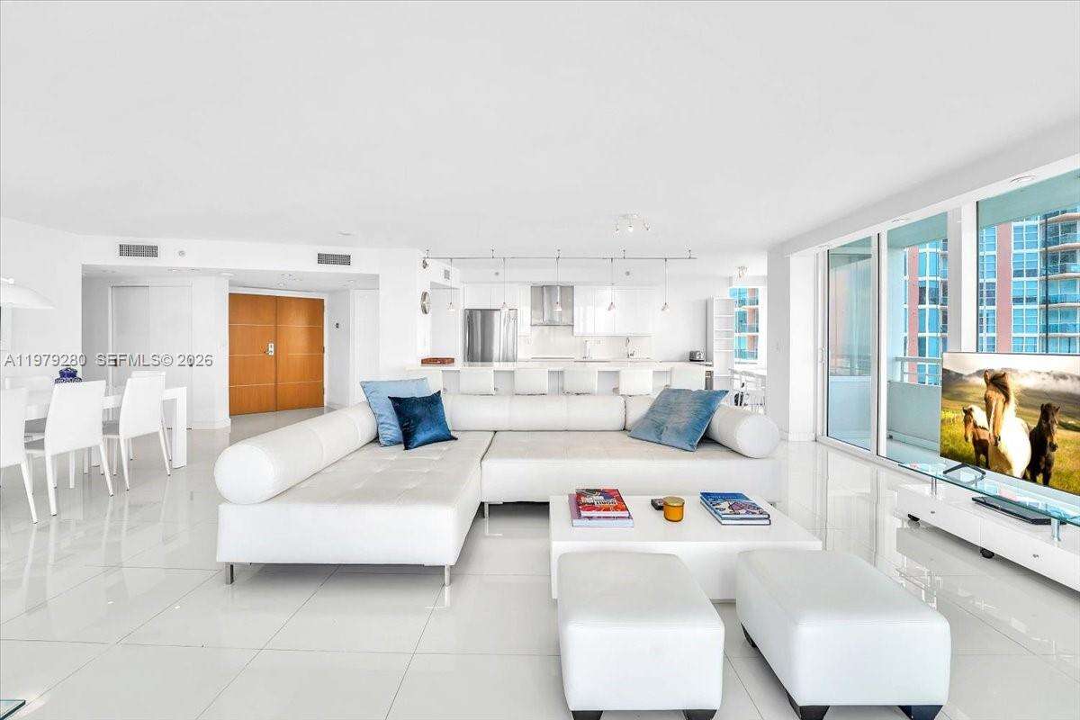 SOUTH POINTE TOWERS CONDO I - 400 Pointe Dr, Miami Beach, FL 33139 | Picture 9