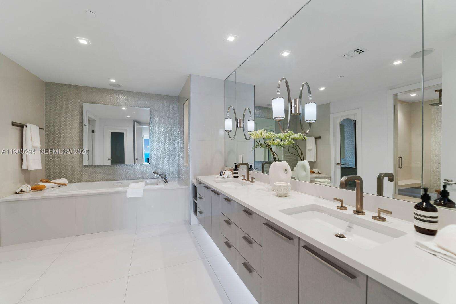 THE RESIDENCES AT THE BATH CLUB - 5959 Collins Ave, Miami Beach, FL 33140 | Picture 17