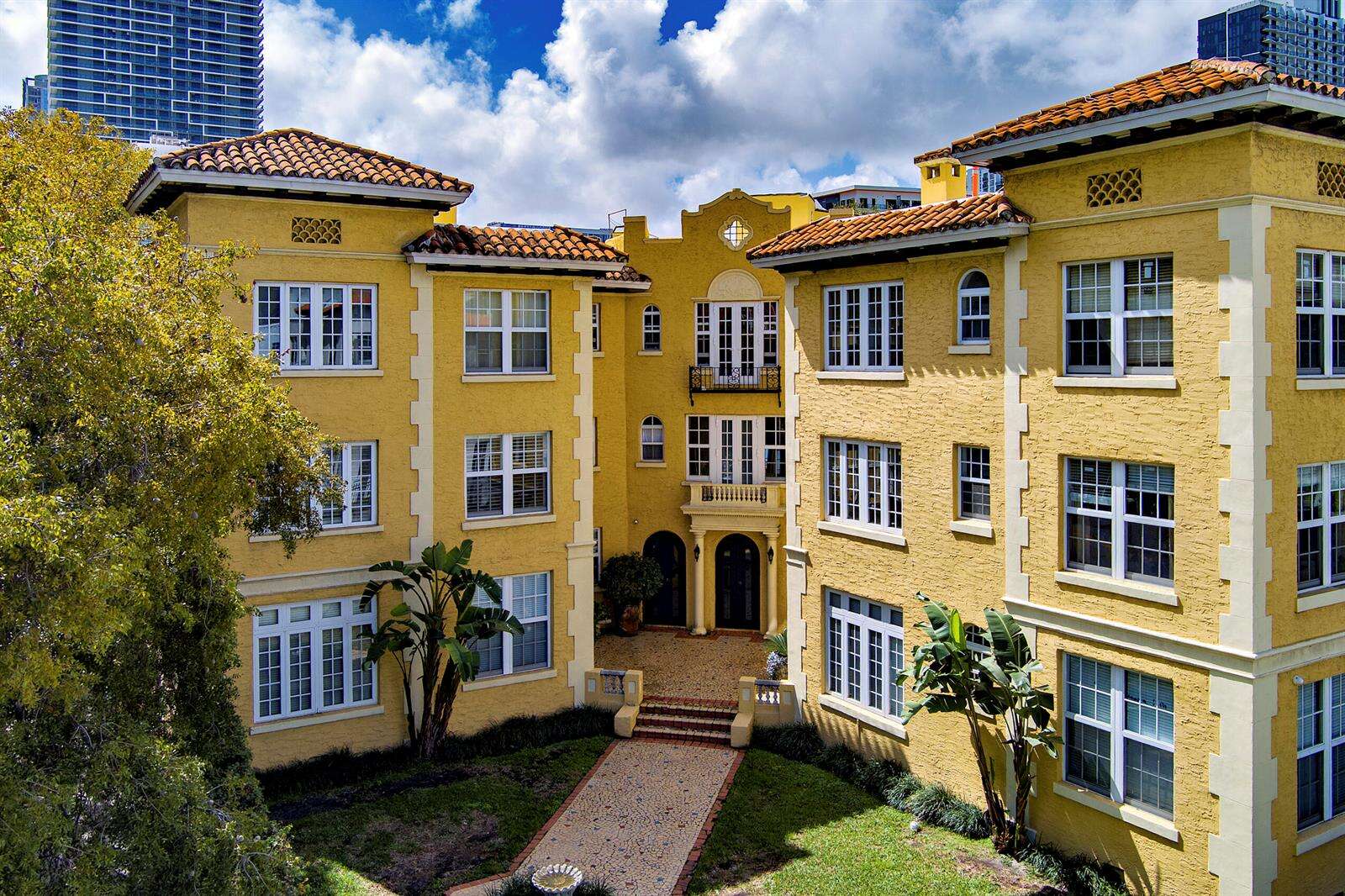 Beverly Terrace Manor Condos for Sale & Rent | Picture 1