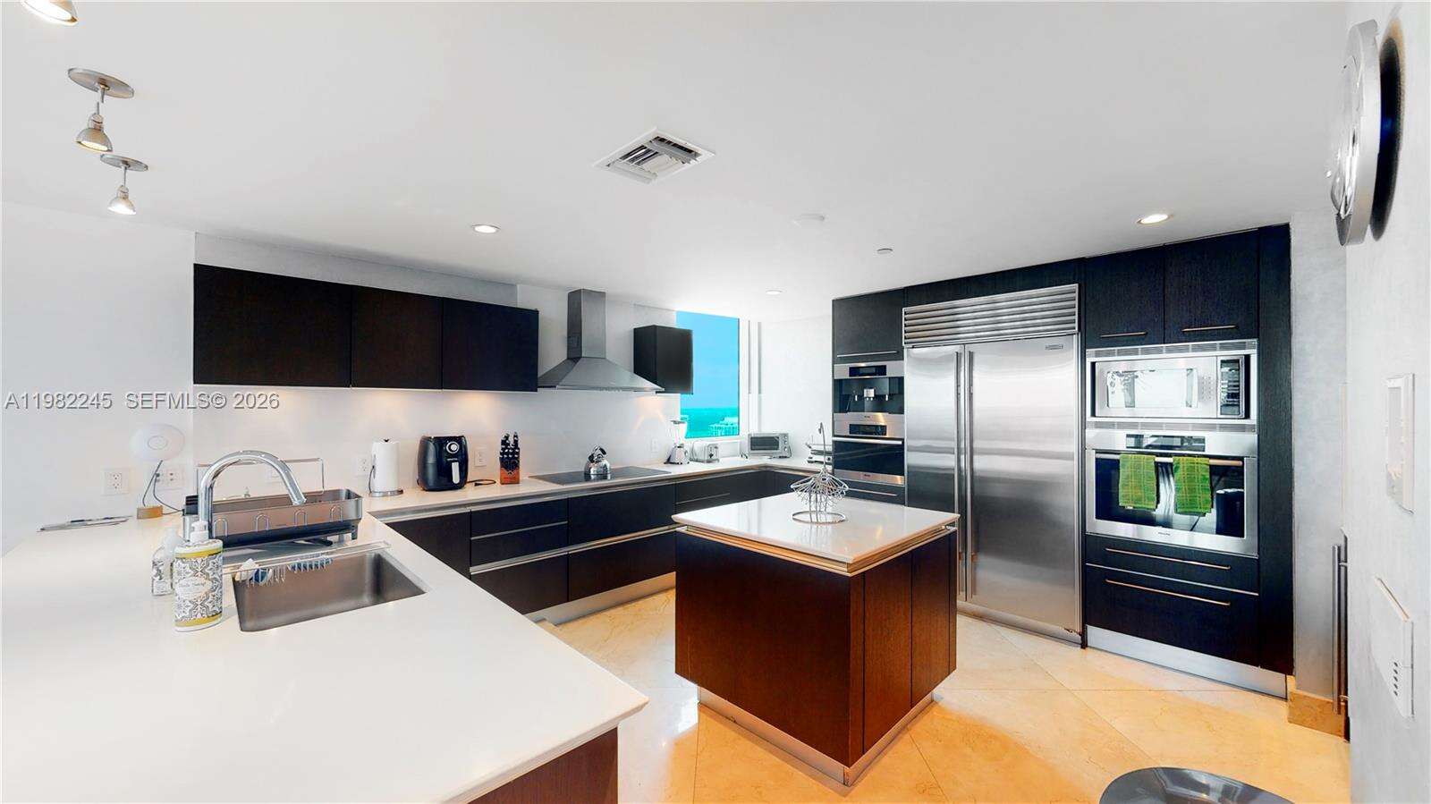 Jade Beach at 17001 Collins Ave, Sunny Isles Beach, FL 33160 - For Sale photo 4