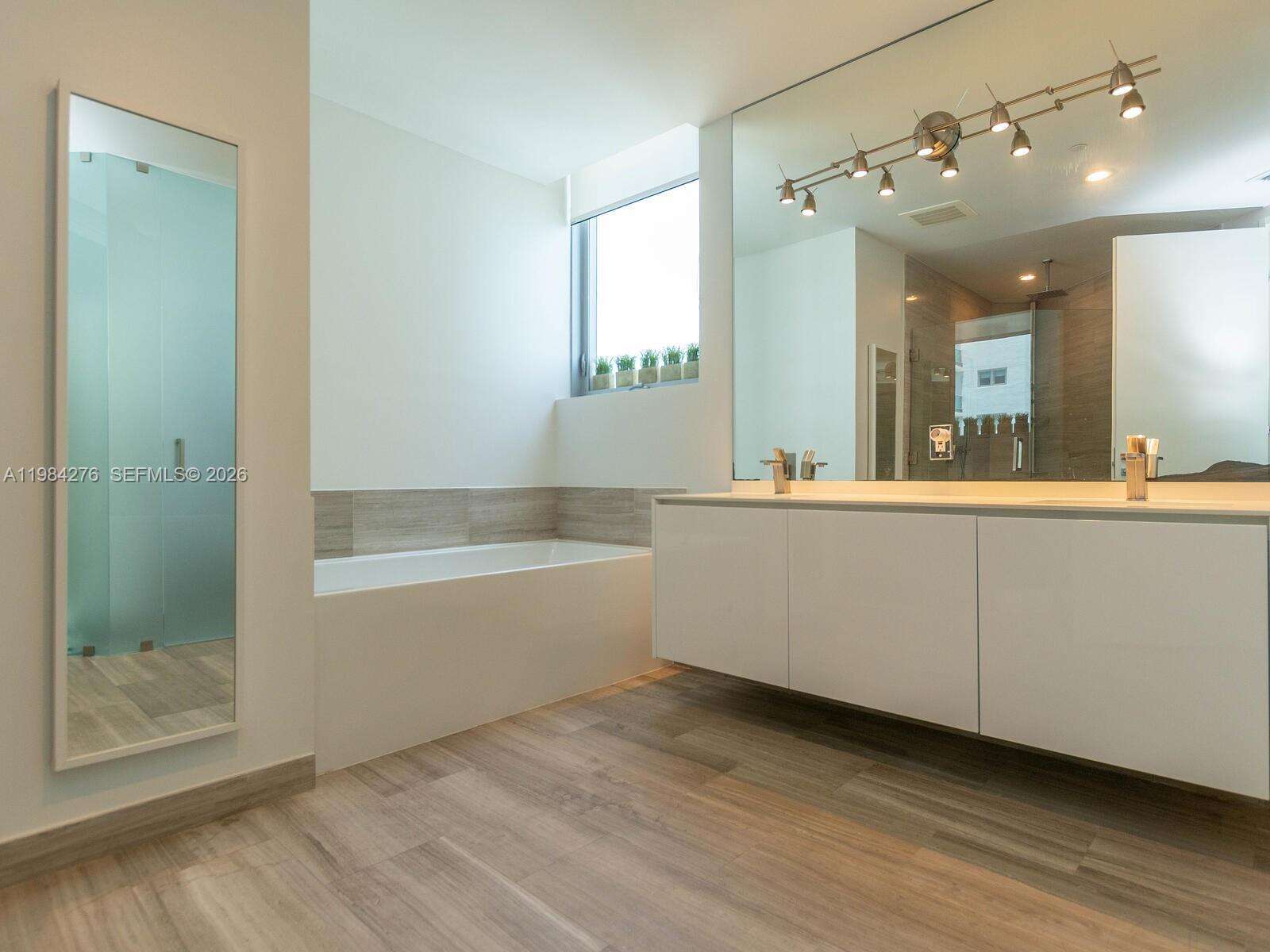 BRICKELLHOUSE - 1300 Brickell Bay Dr, Miami, FL 33131 | Picture 39