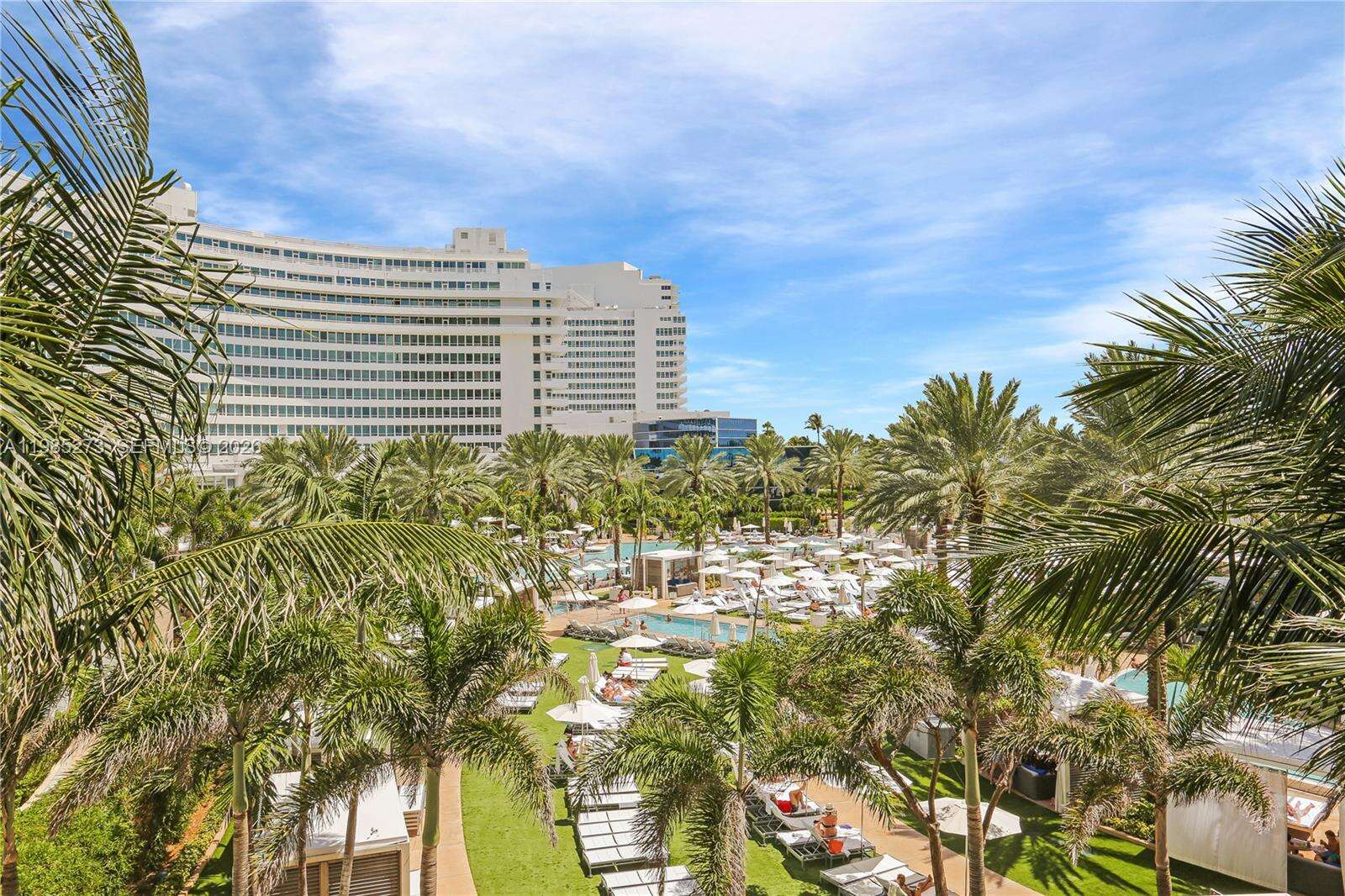 FONTAINEBLEAU III OCEAN CLUB - 4391 Collins Ave, Miami Beach, FL 33140 | Picture 4