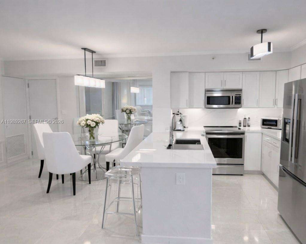 YACHT CLUB AT PORTOFINO - 90 Alton Rd, Miami Beach, FL 33139 | Picture 9