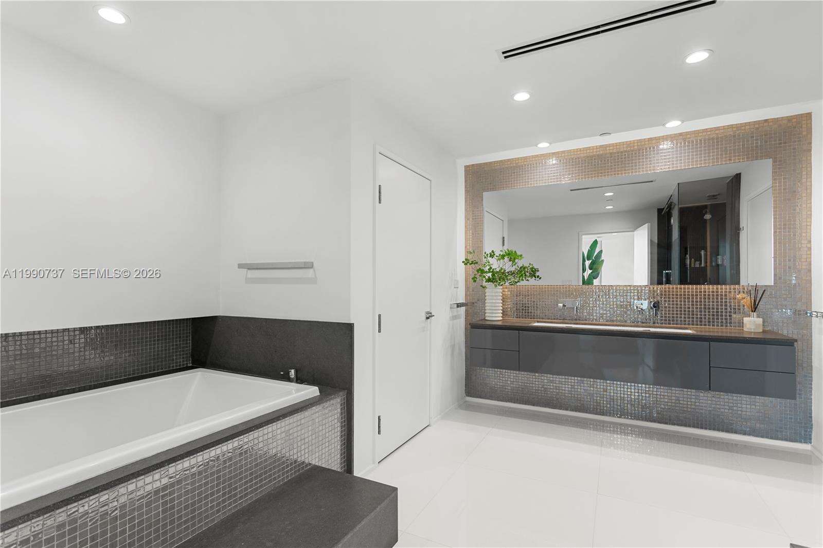 PORTOFINO TOWER - 300 Pointe Dr, Miami Beach, FL 33139 | Picture 18