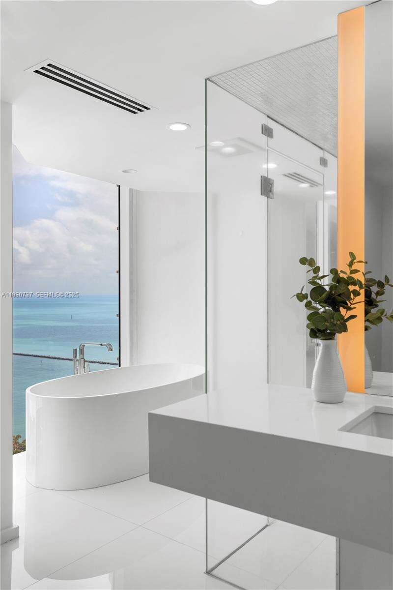 PORTOFINO TOWER - 300 Pointe Dr, Miami Beach, FL 33139 | Picture 9