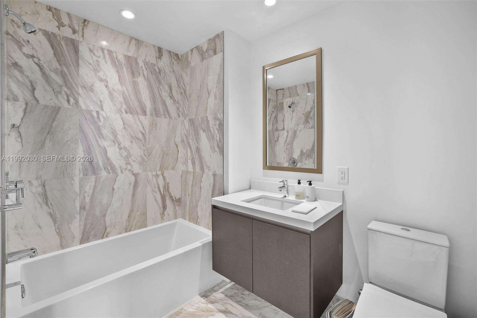 Paramount Miami Worldcenter at 851 1 Ave, Miami, FL 33132 - For Sale photo 38