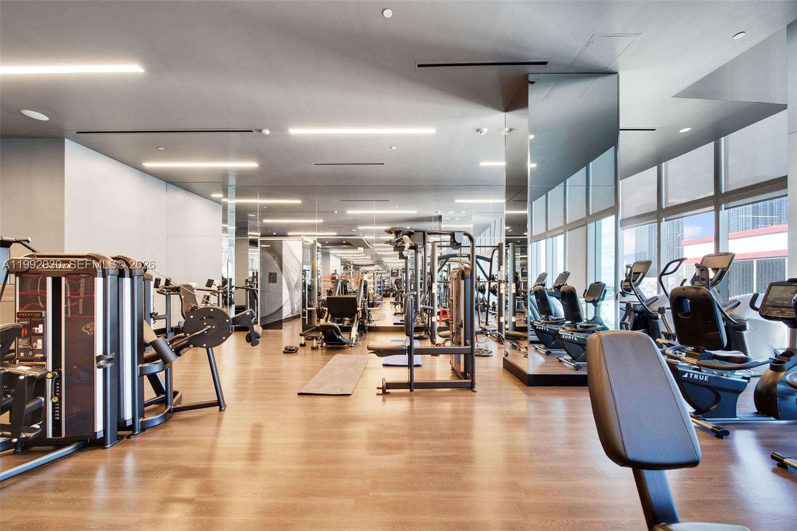 Paramount Miami Worldcenter at 851 1 Ave, Miami, FL 33132 - For Sale photo 55