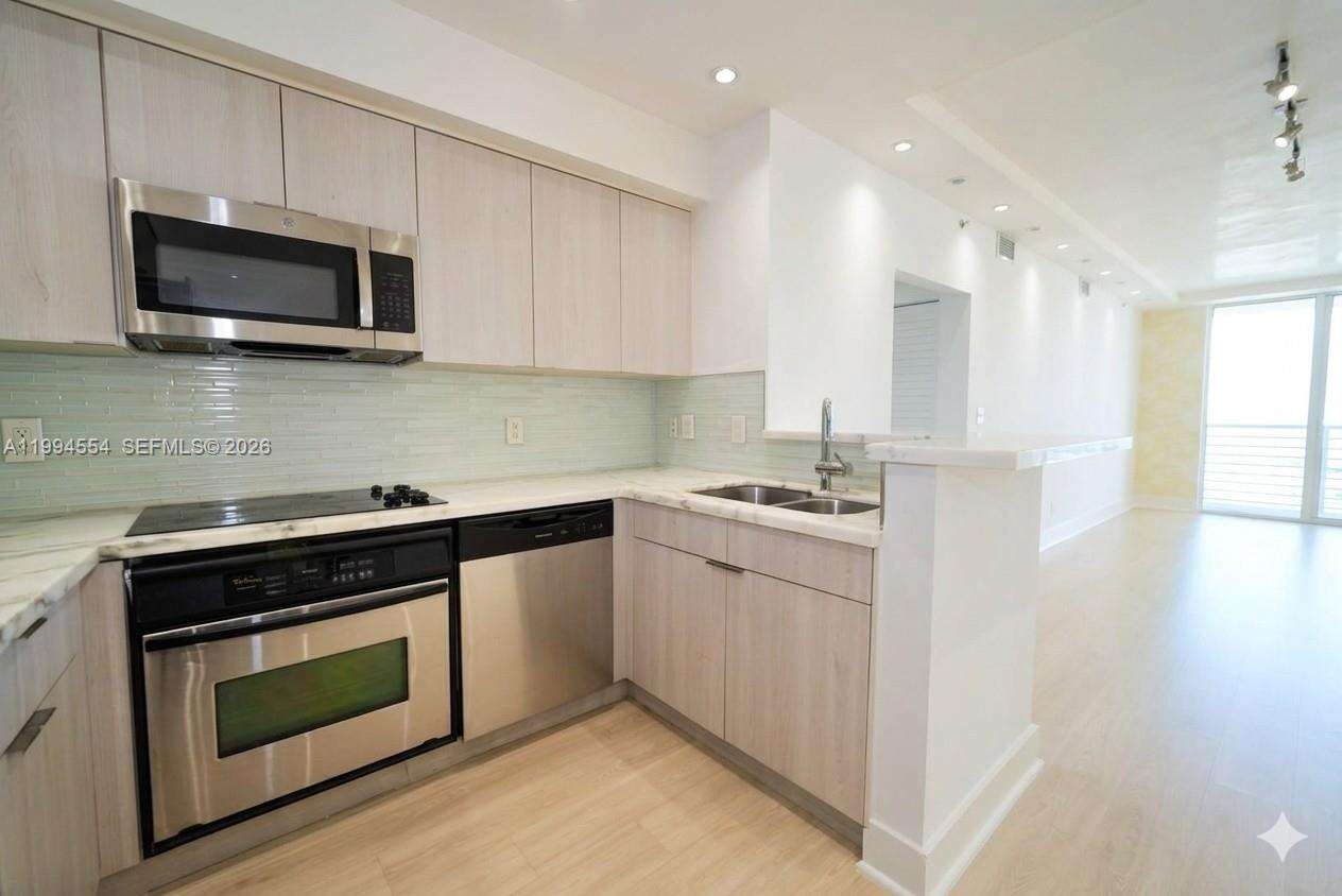 One Miami West at 325 Biscayne Blvd, Miami, FL 33131 - For Sale photo 8