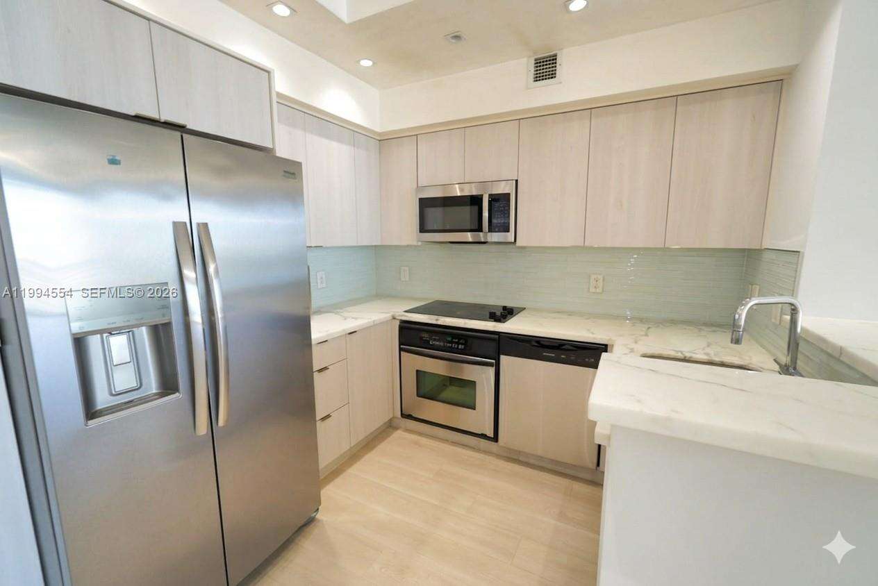 One Miami West at 325 Biscayne Blvd, Miami, FL 33131 - For Sale photo 9