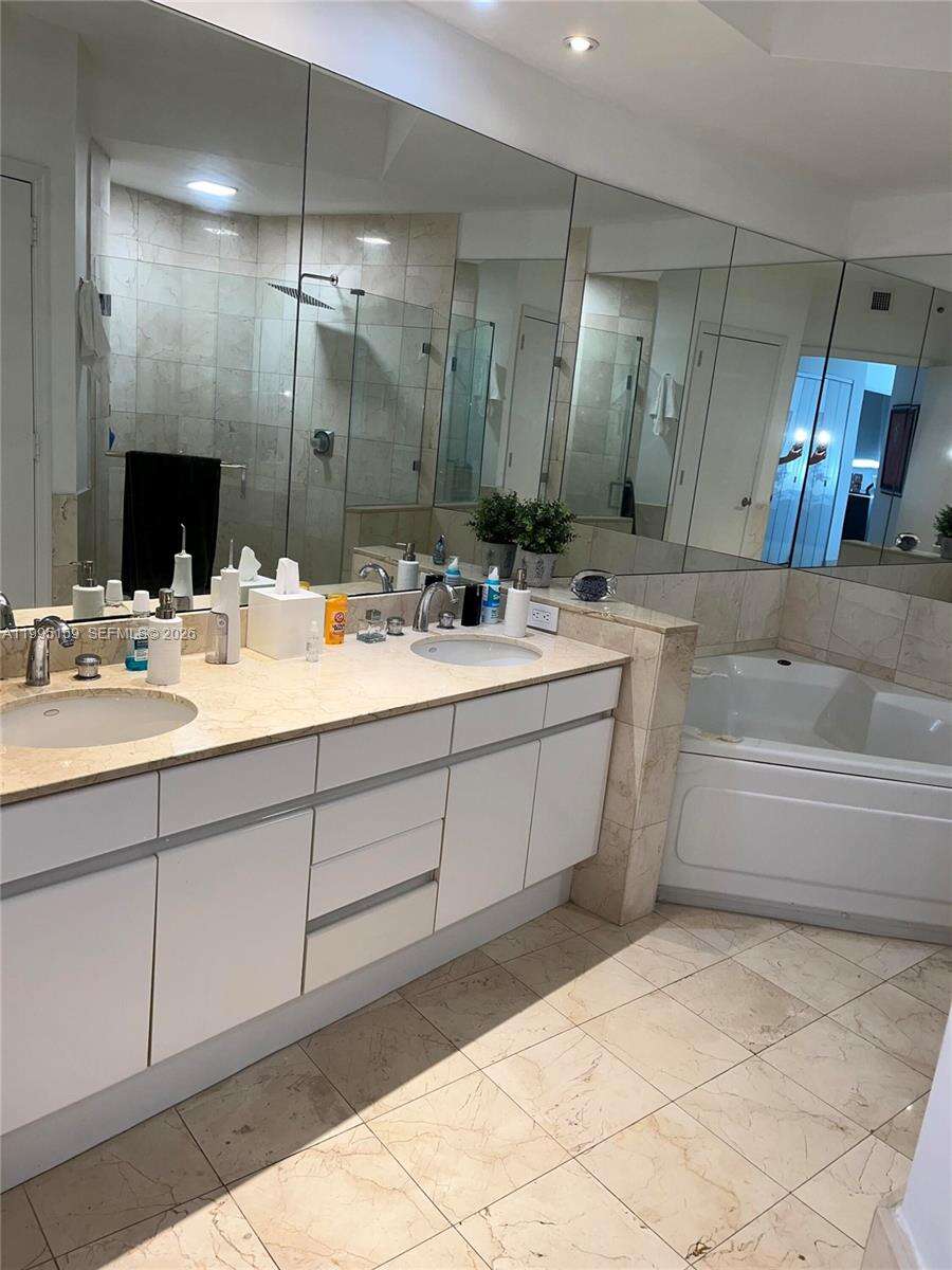 TWO TEQUESTA POINT - 808 Brickell Key Dr, Miami, FL 33131 | Picture 14