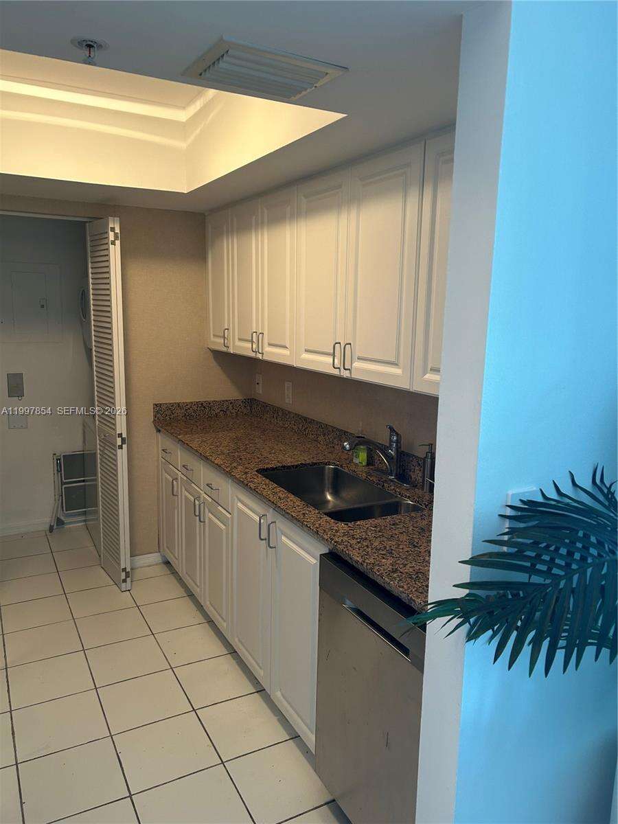 Yacht Club At Portofino at 90 Alton Rd, Miami Beach, FL 33139 - For Sale photo 6