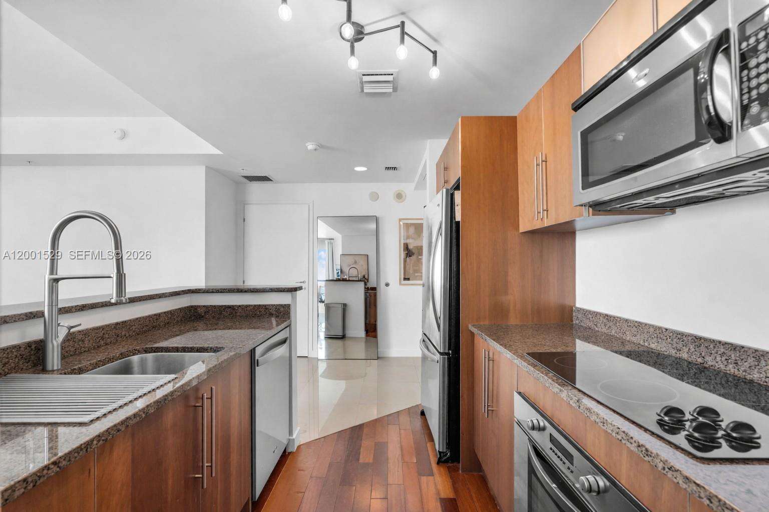 Met 1 at 300 Biscayne Blvd, Miami, FL 33131 - For Sale photo 2