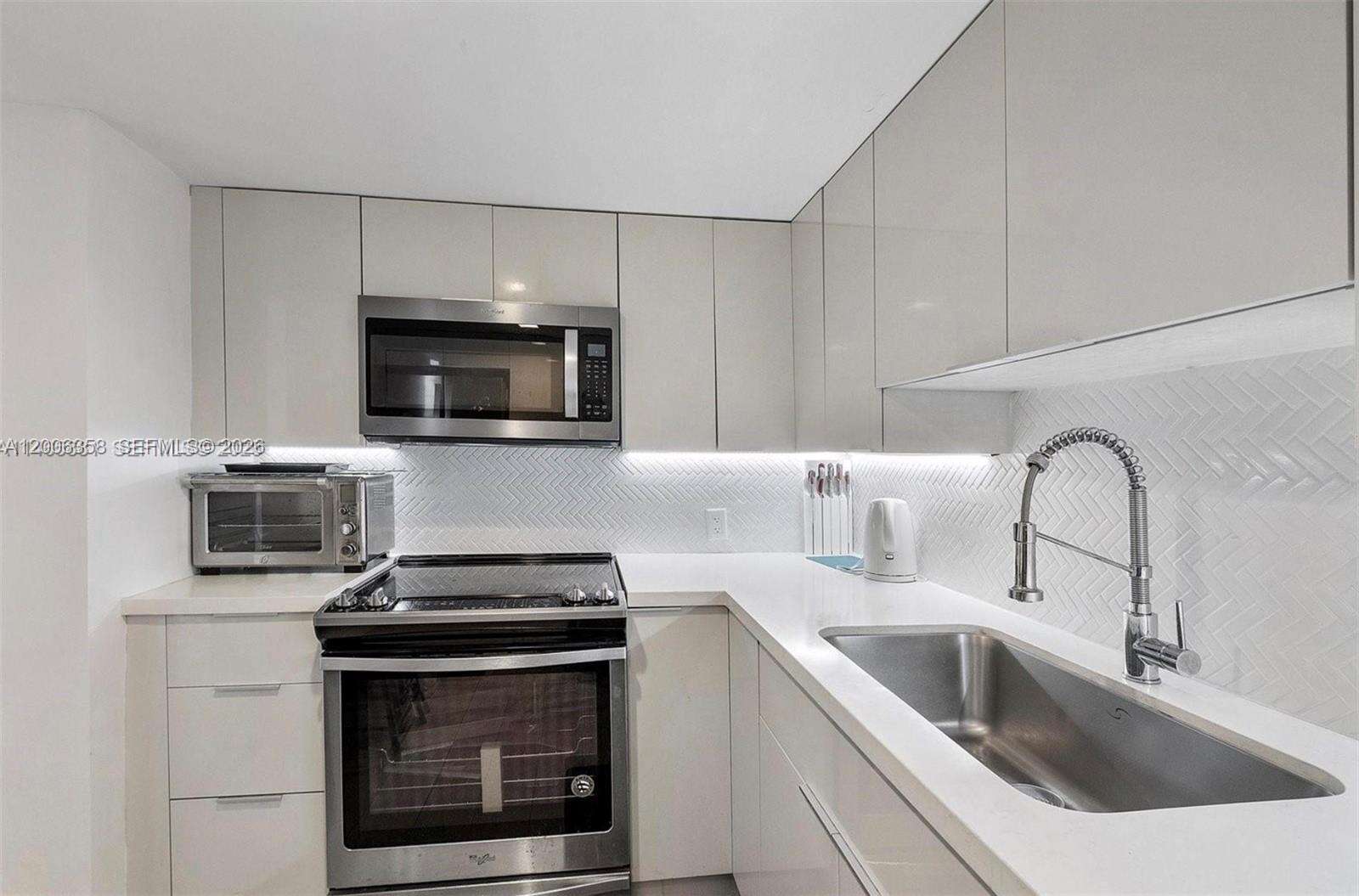 Arlen House at 100 Bayview Dr, Sunny Isles Beach, FL 33160 - For Sale photo 10