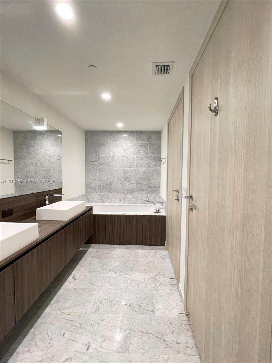 BRICKELL FLATIRON - 1000 Brickell Plz, Miami, FL 33131 | Picture 11