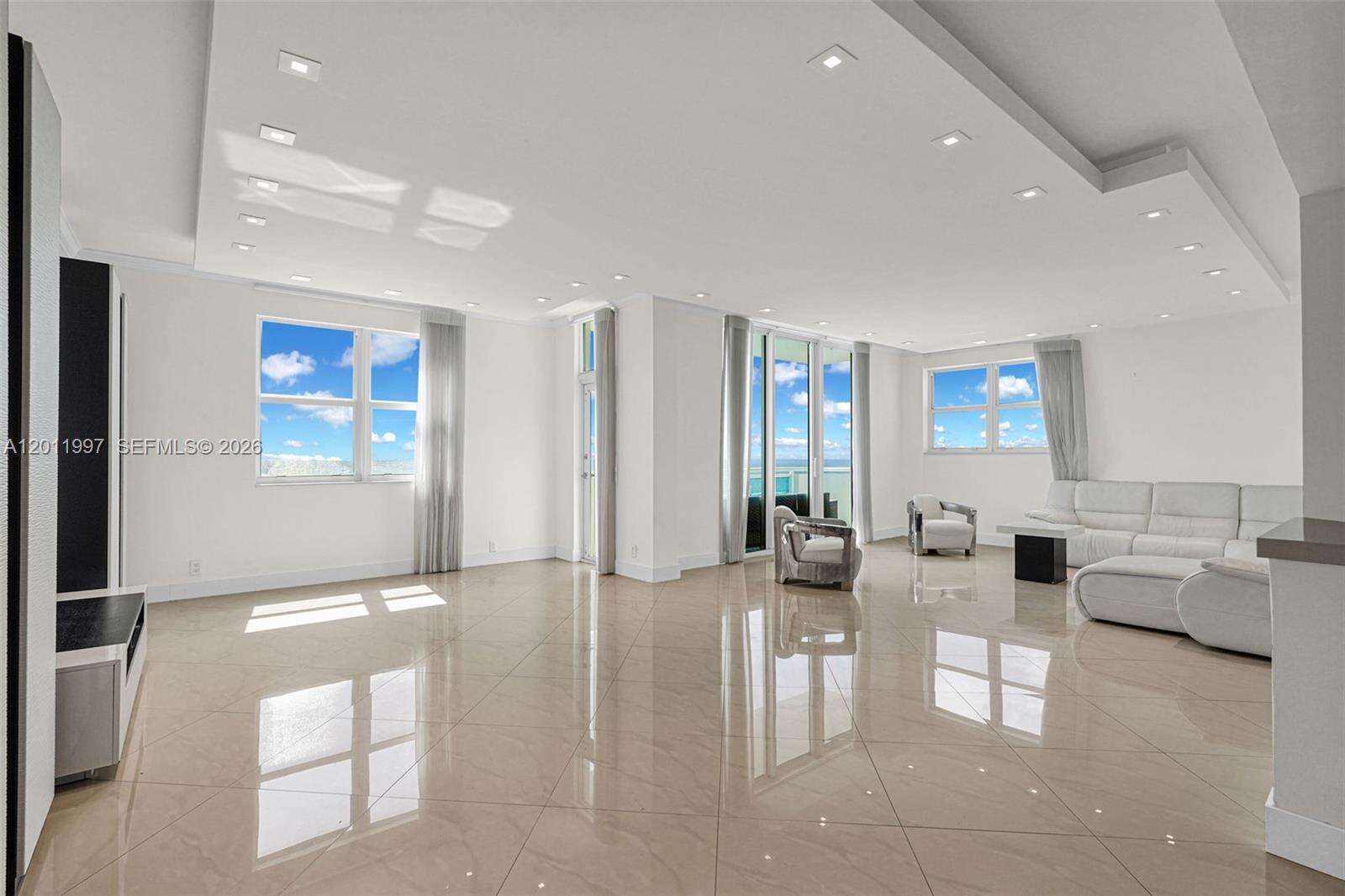 RESIDENCES ON HOLLYWOOD BEACH - 3001 Ocean Dr, Hollywood, FL 33019 | Picture 6