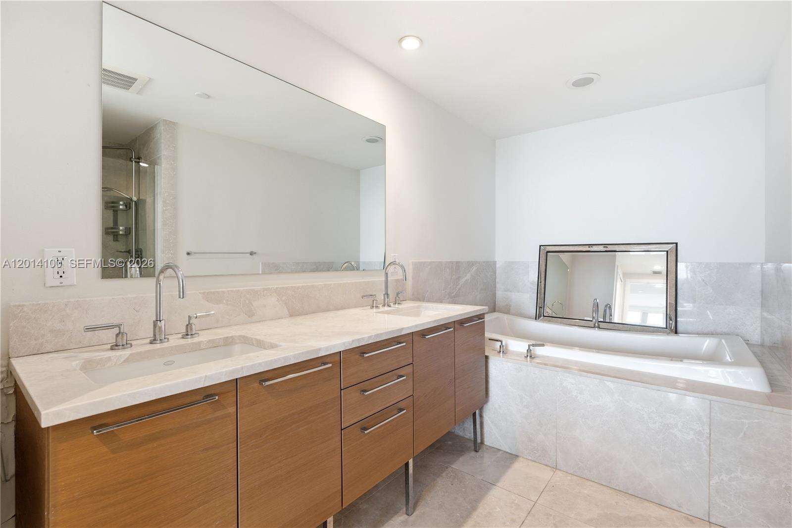 Jade Beach at 17001 Collins Ave, Sunny Isles Beach, FL 33160 - For Sale photo 9
