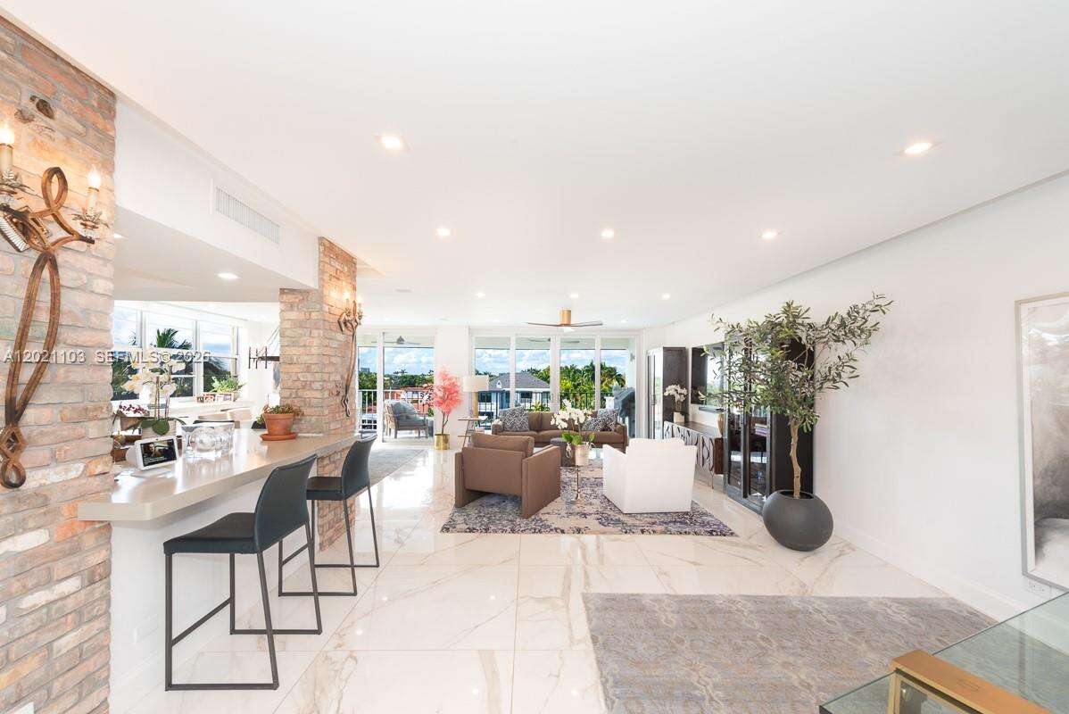 Montego Club Condos for Sale & Rent | Picture 1