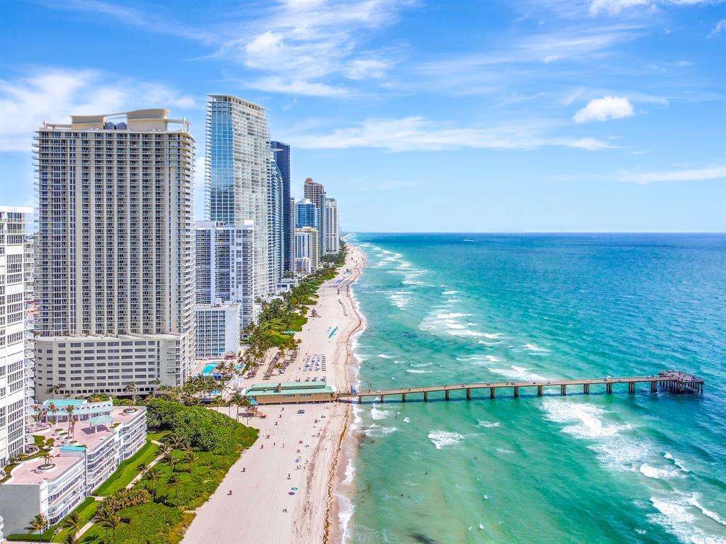 La Perla at 16699 Collins, Sunny Isles Beach, FL 33160 - For Sale photo 19