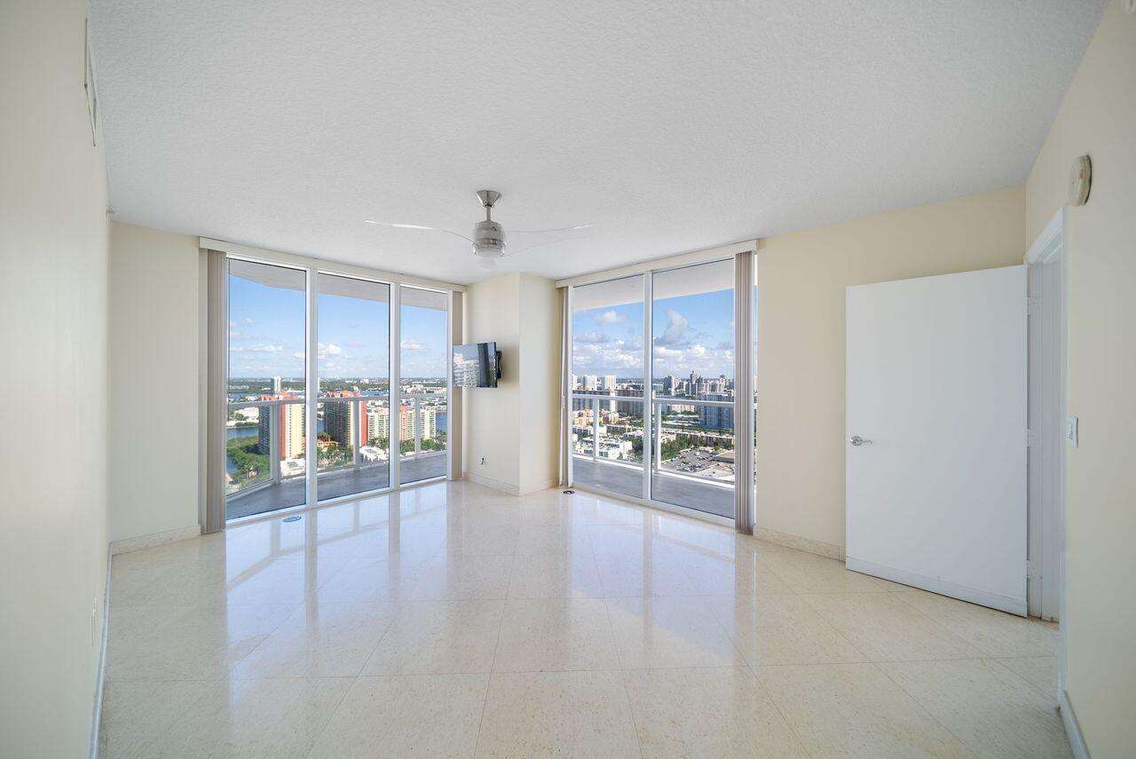La Perla at 16699 Collins, Sunny Isles Beach, FL 33160 - For Sale photo 9