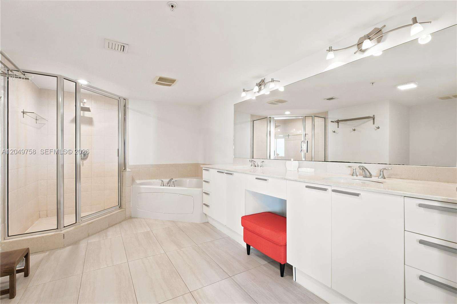 La Perla at 16699 Collins Ave, Sunny Isles Beach, FL 33160 - For Sale photo 9