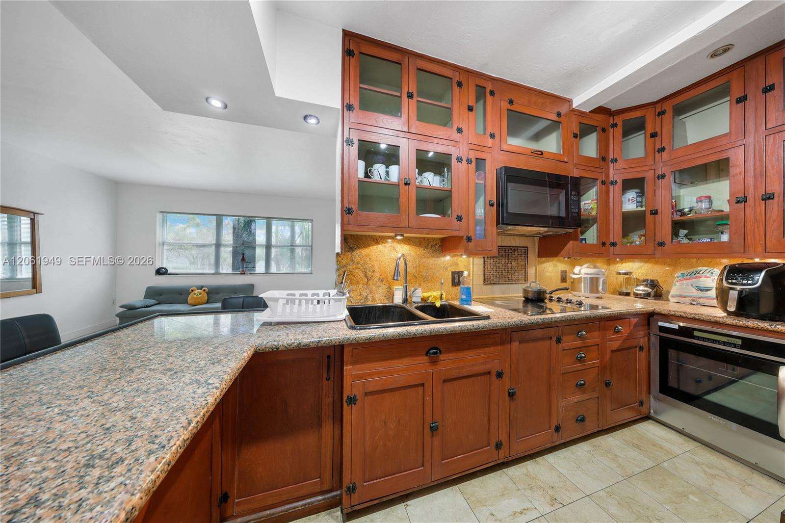 Marseilles Deco Condos for Sale & Rent | Picture 1