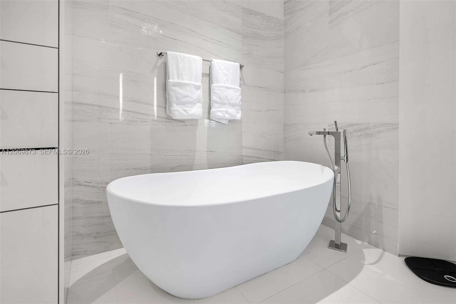 Continuum South Tower at 100 Pointe Dr, Miami Beach, FL 33139 - For Sale photo 24