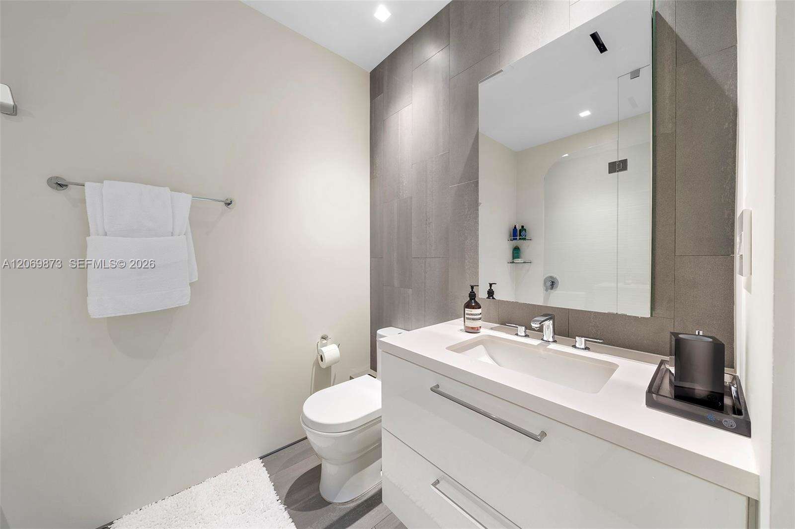 Continuum South Tower at 100 Pointe Dr, Miami Beach, FL 33139 - For Sale photo 31
