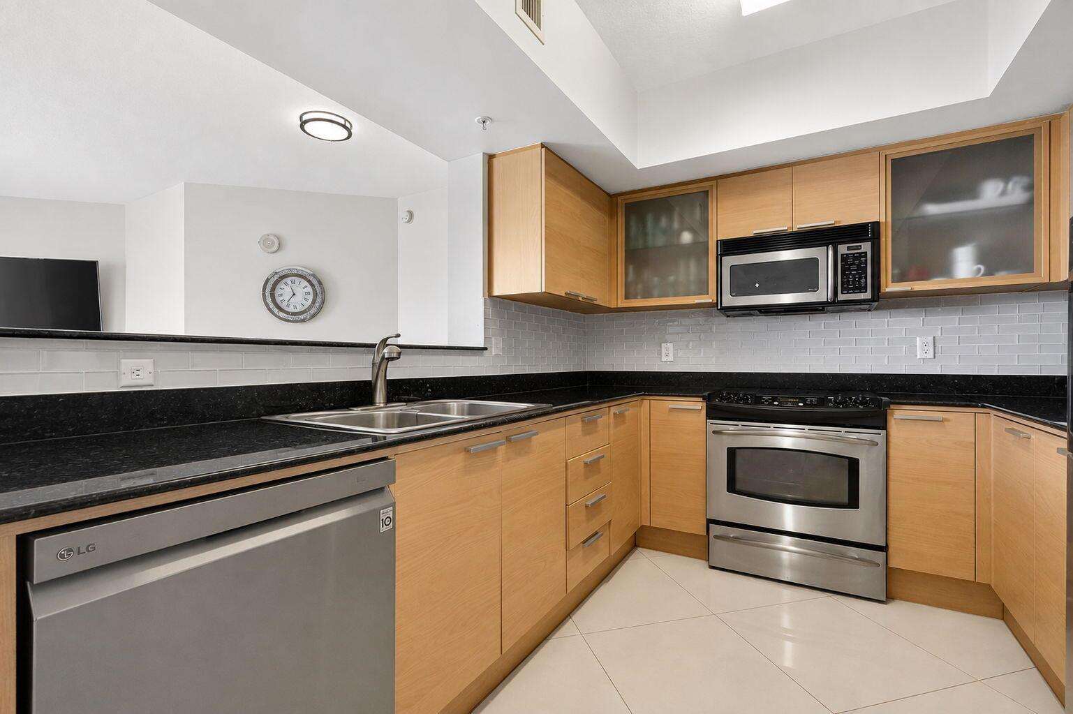 La Perla at 16699 Collins, Sunny Isles Beach, FL 33160 - For Sale photo 7