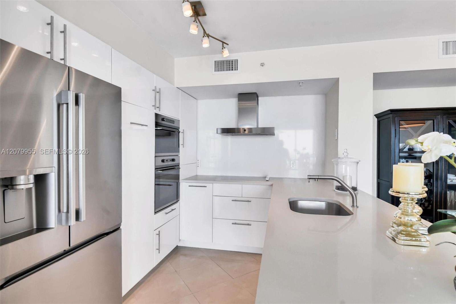 Yacht Club At Portofino at 90 Alton Rd, Miami Beach, FL 33139 - For Sale photo 8