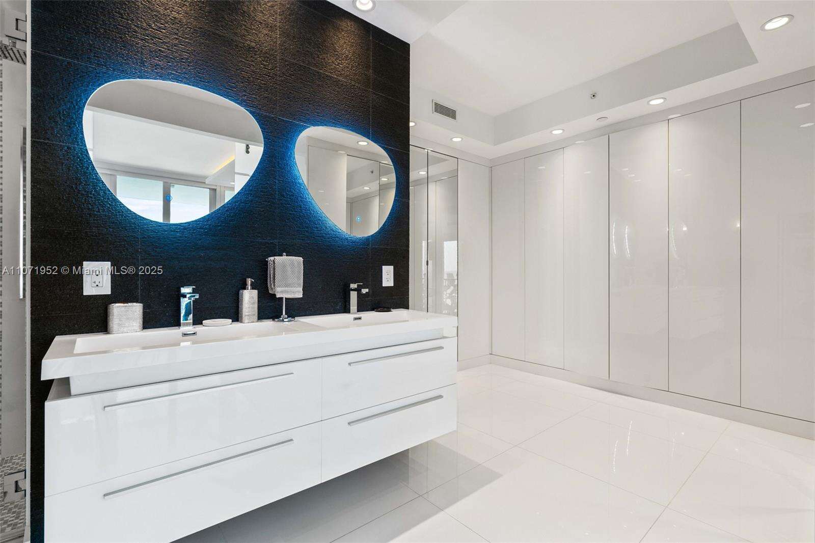 Decoplage at 100 Lincoln Rd, Miami Beach, FL 33139 - For Rent photo 17