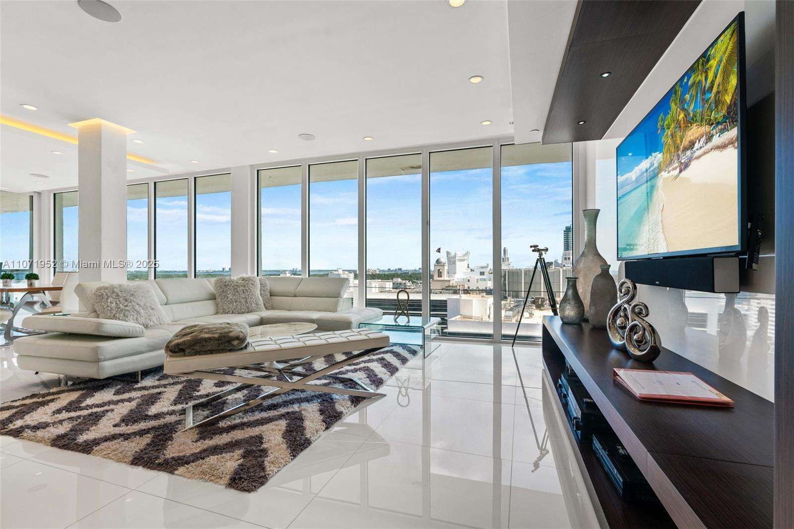Decoplage at 100 Lincoln Rd, Miami Beach, FL 33139 - For Rent photo 8