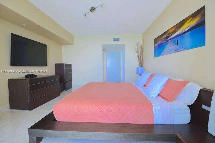 La Perla at 16699 Collins Ave, Sunny Isles Beach, FL 33160 - For Rent photo 13