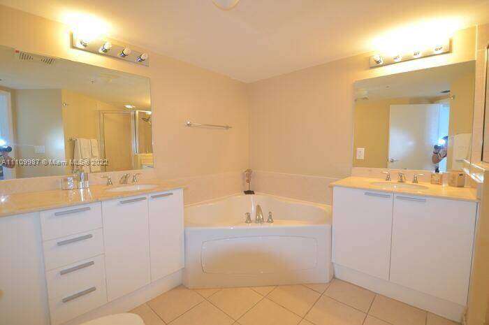 La Perla at 16699 Collins Ave, Sunny Isles Beach, FL 33160 - For Rent photo 15