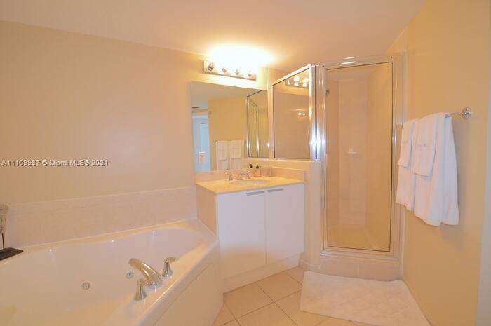 La Perla at 16699 Collins Ave, Sunny Isles Beach, FL 33160 - For Rent photo 16