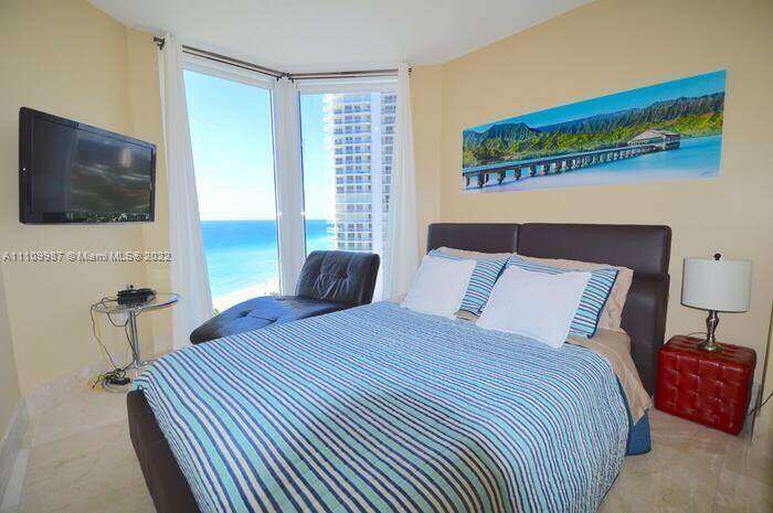 La Perla at 16699 Collins Ave, Sunny Isles Beach, FL 33160 - For Rent photo 17