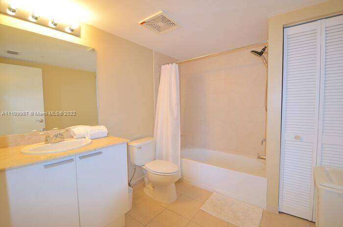 La Perla at 16699 Collins Ave, Sunny Isles Beach, FL 33160 - For Rent photo 18