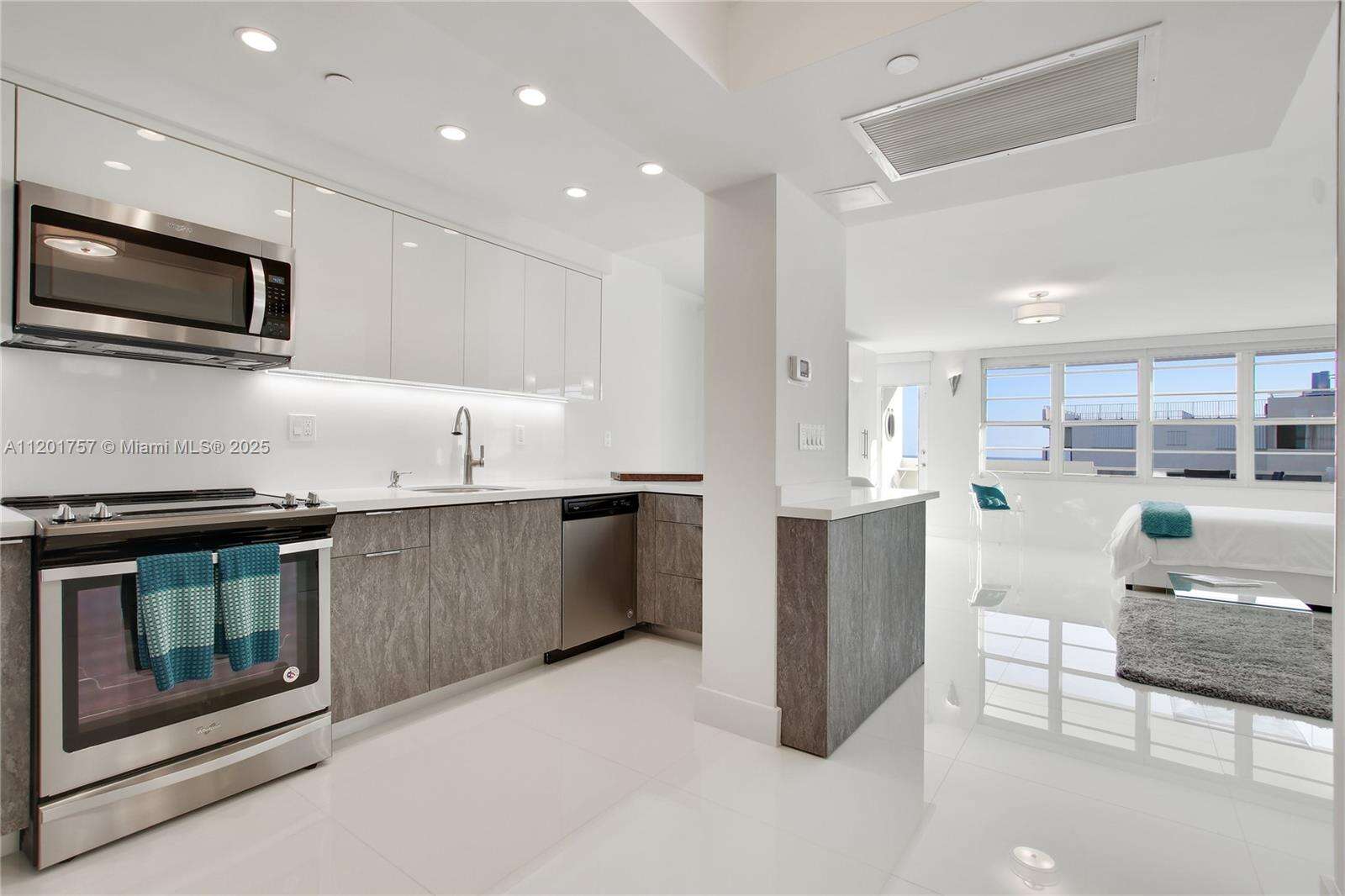 Decoplage at 100 Lincoln Rd, Miami Beach, FL 33139 - For Rent photo 10