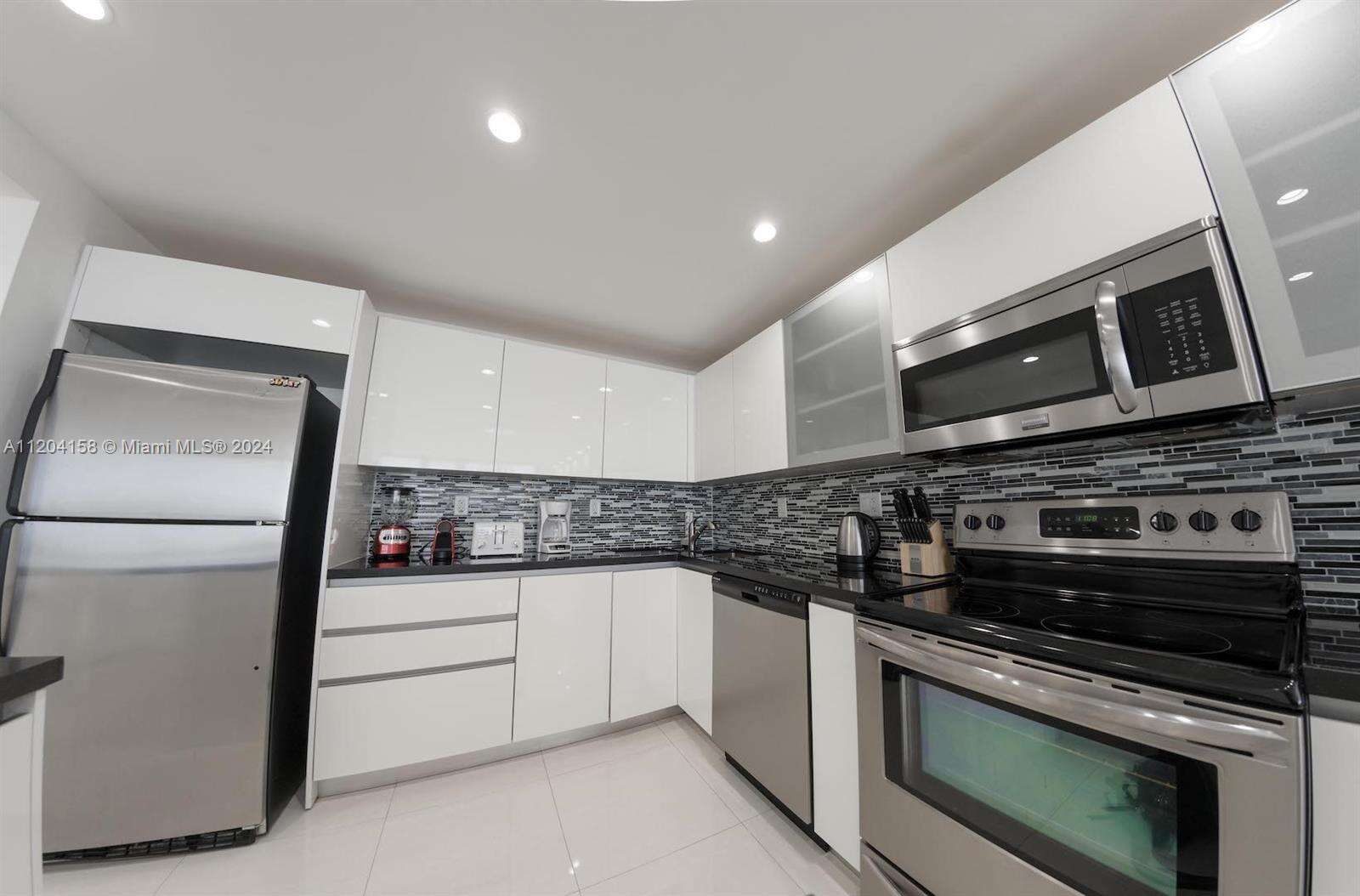 The Pavilion at 5601 Collins Ave, Miami Beach, FL 33140 - For Rent photo 11