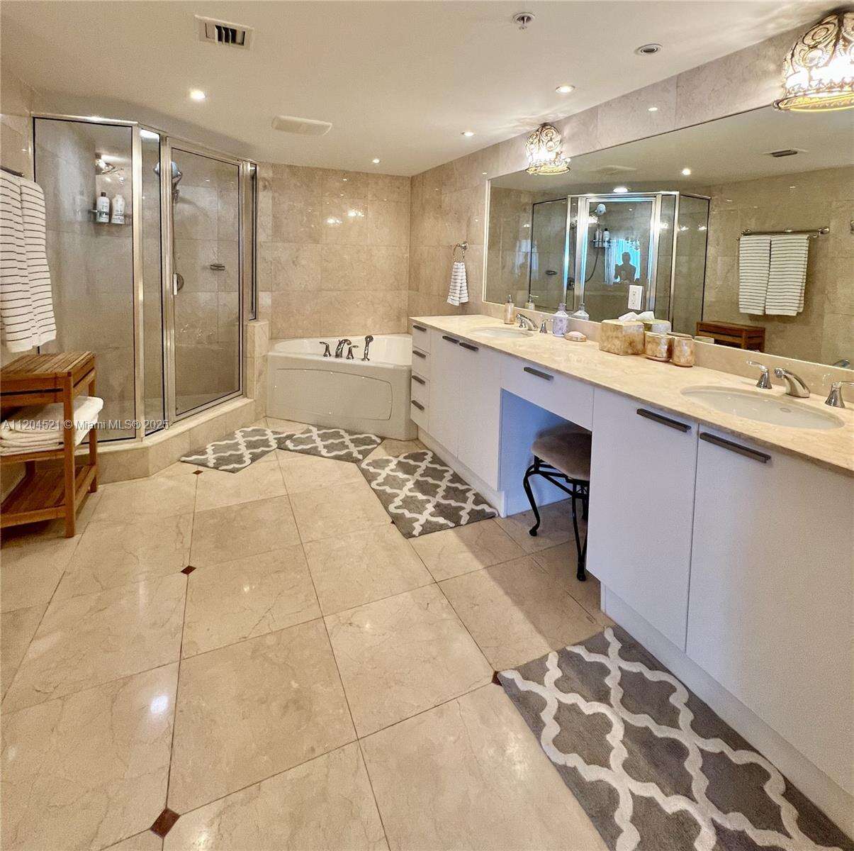 La Perla at 16699 Collins Ave, Sunny Isles Beach, FL 33160 - For Rent photo 11