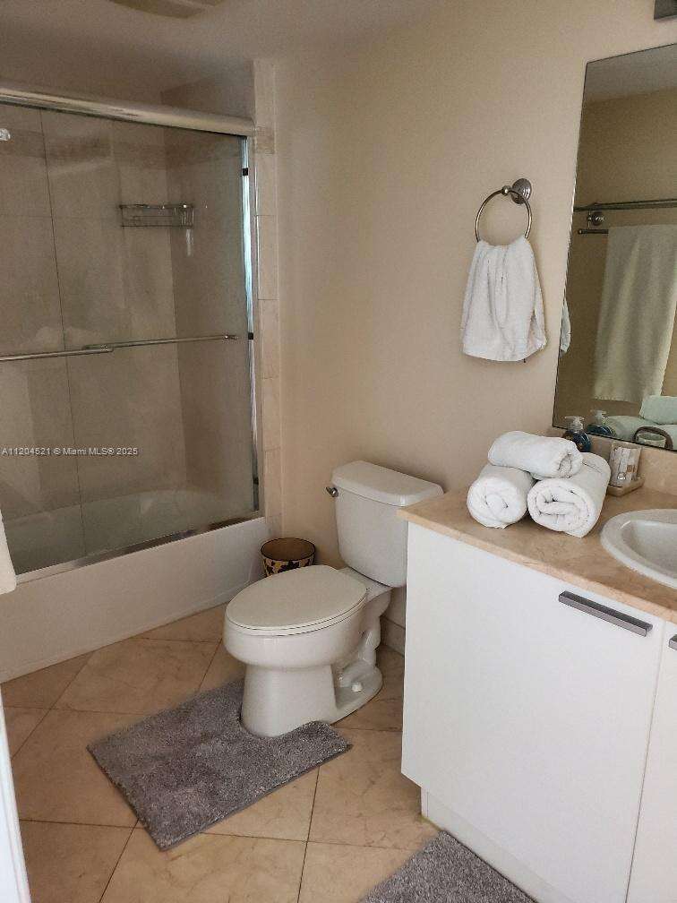 La Perla at 16699 Collins Ave, Sunny Isles Beach, FL 33160 - For Rent photo 17