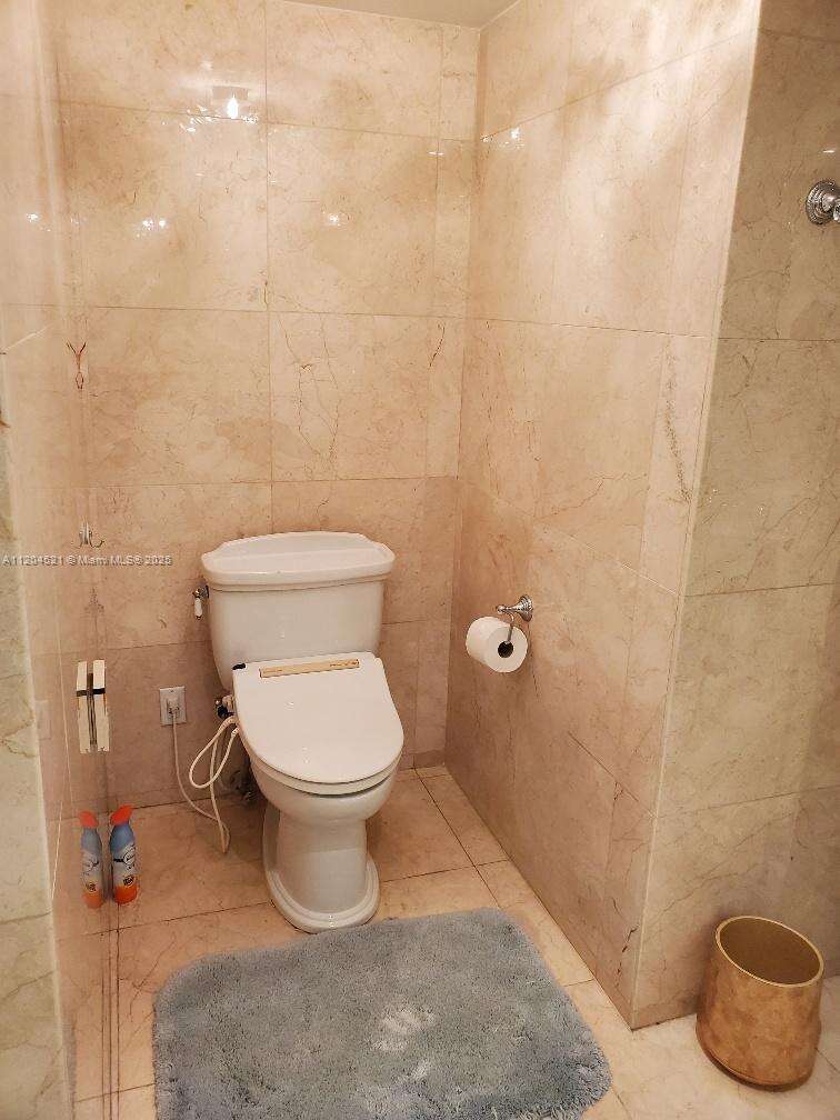 La Perla at 16699 Collins Ave, Sunny Isles Beach, FL 33160 - For Rent photo 18