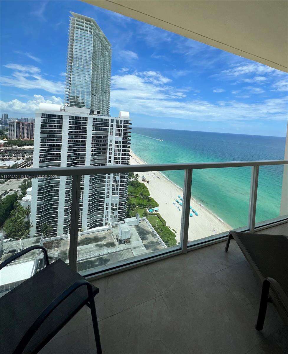 La Perla at 16699 Collins Ave, Sunny Isles Beach, FL 33160 - For Rent photo 23