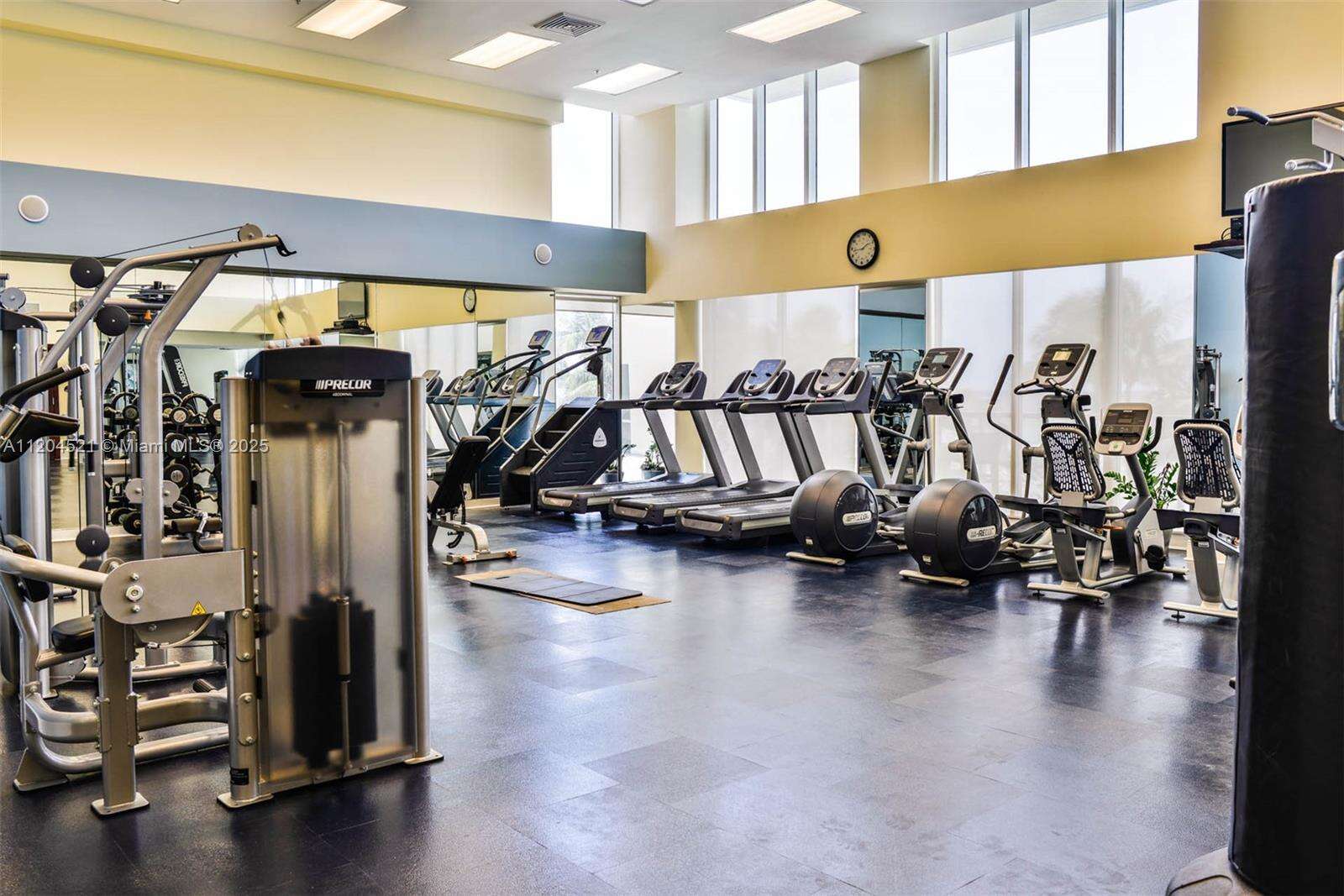 La Perla at 16699 Collins Ave, Sunny Isles Beach, FL 33160 - For Rent photo 26