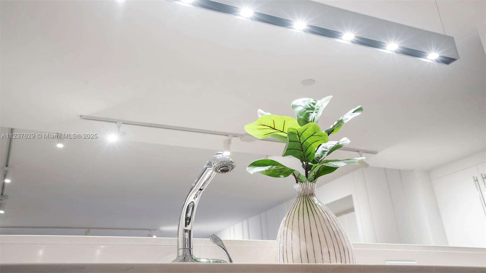 W South Beach at 2201 Collins Ave, Miami Beach, FL 33139 - For Rent photo 12