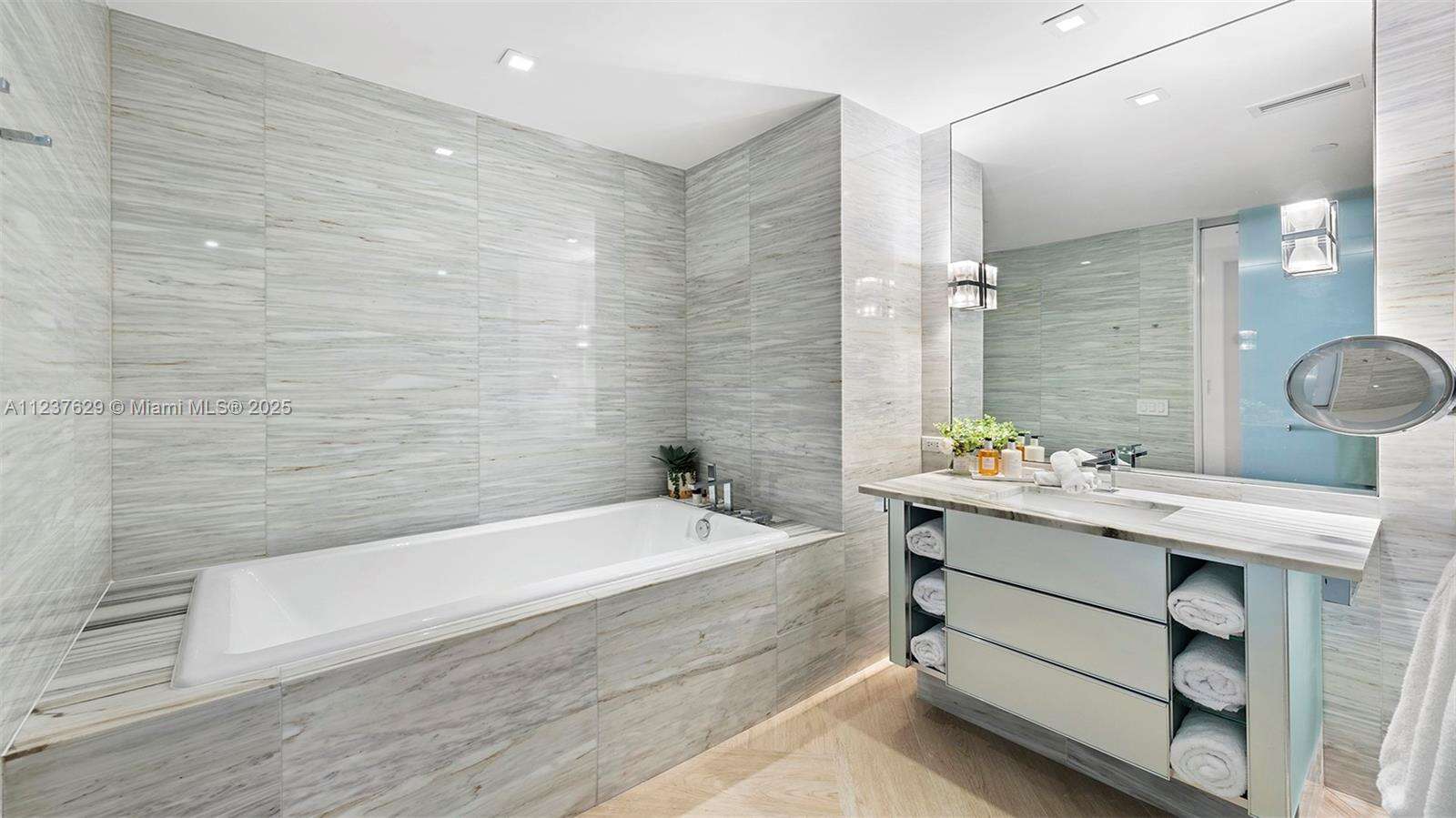 W South Beach at 2201 Collins Ave, Miami Beach, FL 33139 - For Rent photo 26