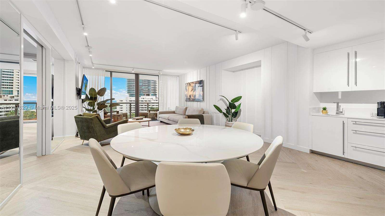 W South Beach at 2201 Collins Ave, Miami Beach, FL 33139 - For Rent photo 9