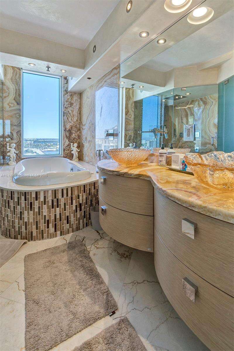 La Perla at 16699 Collins Ave, Sunny Isles Beach, FL 33160 - For Rent photo 14