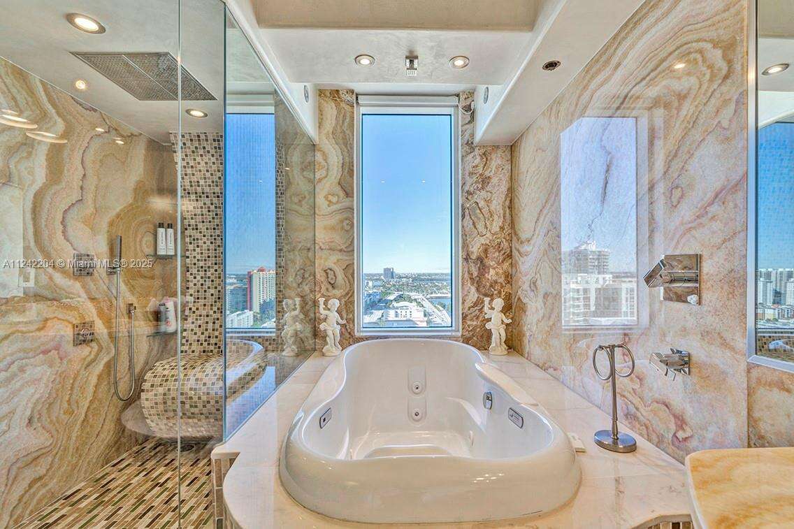 La Perla at 16699 Collins Ave, Sunny Isles Beach, FL 33160 - For Rent photo 17
