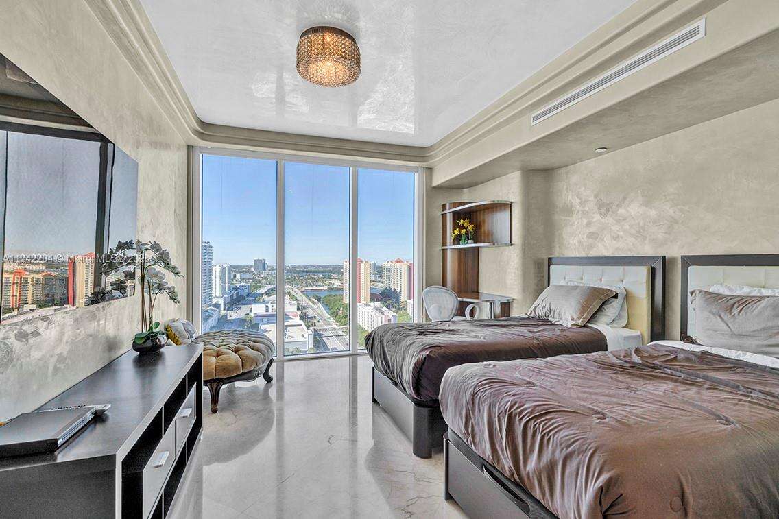La Perla at 16699 Collins Ave, Sunny Isles Beach, FL 33160 - For Rent photo 18